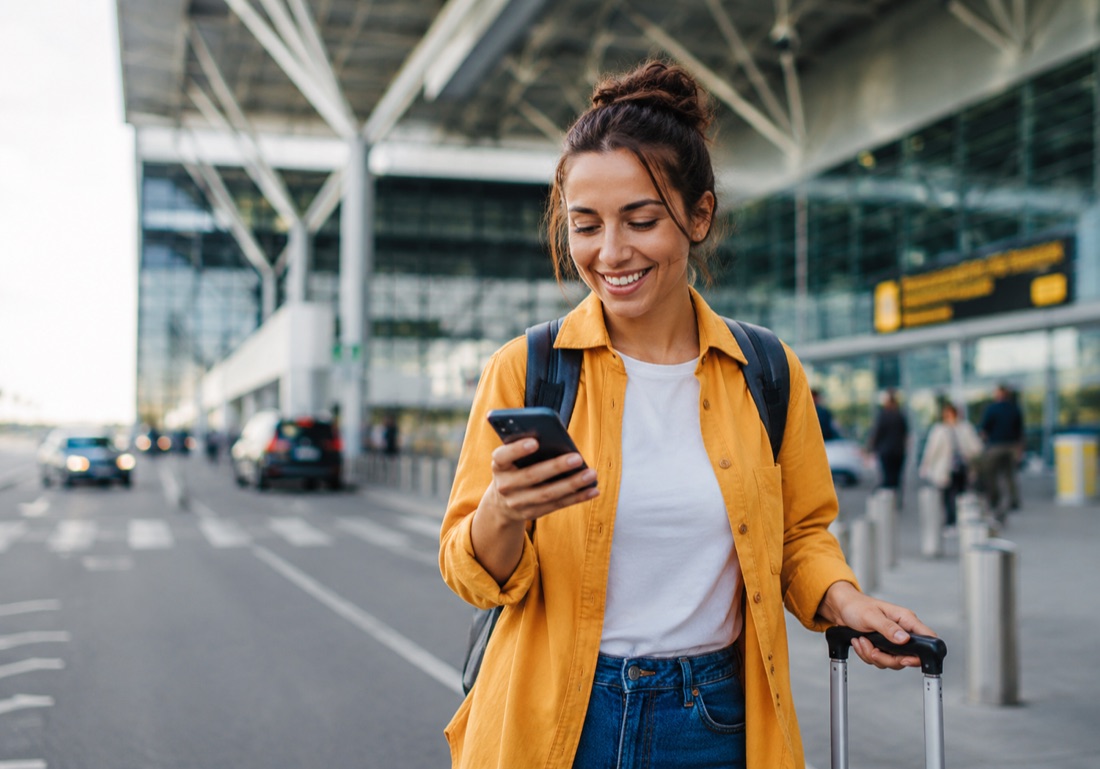 Traveller staying connected abroad with eFon eSIM